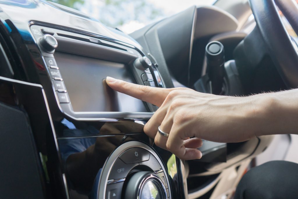 cuanto cuesta poner pantalla al coche