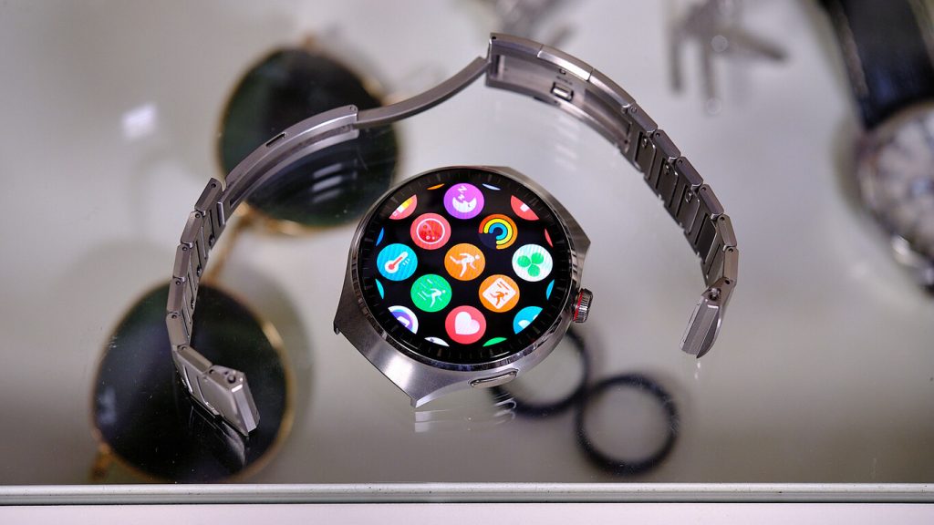 El Huawei Watch 4 Pro es un reloj inteligente que destaca por su diseño elegante y materiales premium, ofreciendo una experiencia de lujo sin la necesidad de adquirir los modelos 'Ultra' o 'Ultimate' de la compañía.
