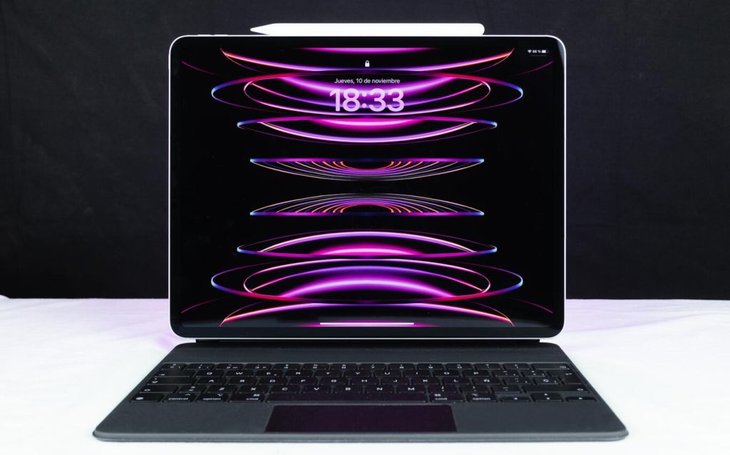 Las iPad Pro 2022 (M2) son las tabletas más avanzadas de Apple, con un diseño elegante, una pantalla Liquid Retina XDR de 12,9 pulgadas o Liquid Retina de 11 pulgadas, un chip M2 de alto rendimiento y una cámara trasera con sensor LiDAR. Estas tabletas son compatibles con el Apple Pencil, que tiene una nueva función de puntero flotante que permite dibujar y escribir con más precisión y naturalidad.