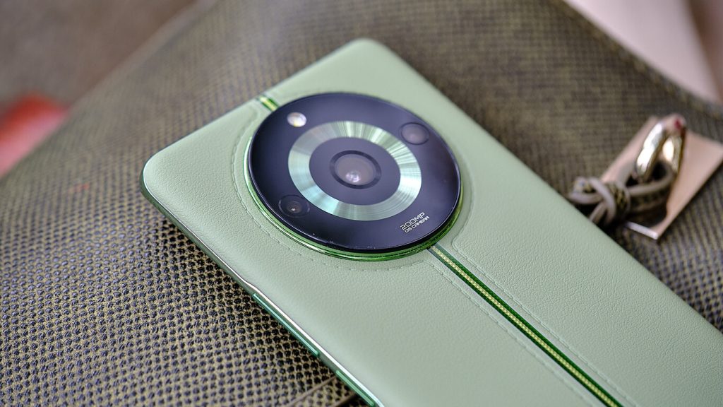 El Realme 11 Pro + viene equipado con un potente procesador que garantiza un rendimiento fluido y eficiente. Este teléfono incorpora la última tecnología en procesadores móviles, lo que significa que podrás ejecutar aplicaciones exigentes, jugar a videojuegos de alto rendimiento y realizar múltiples tareas sin problemas ni retrasos.