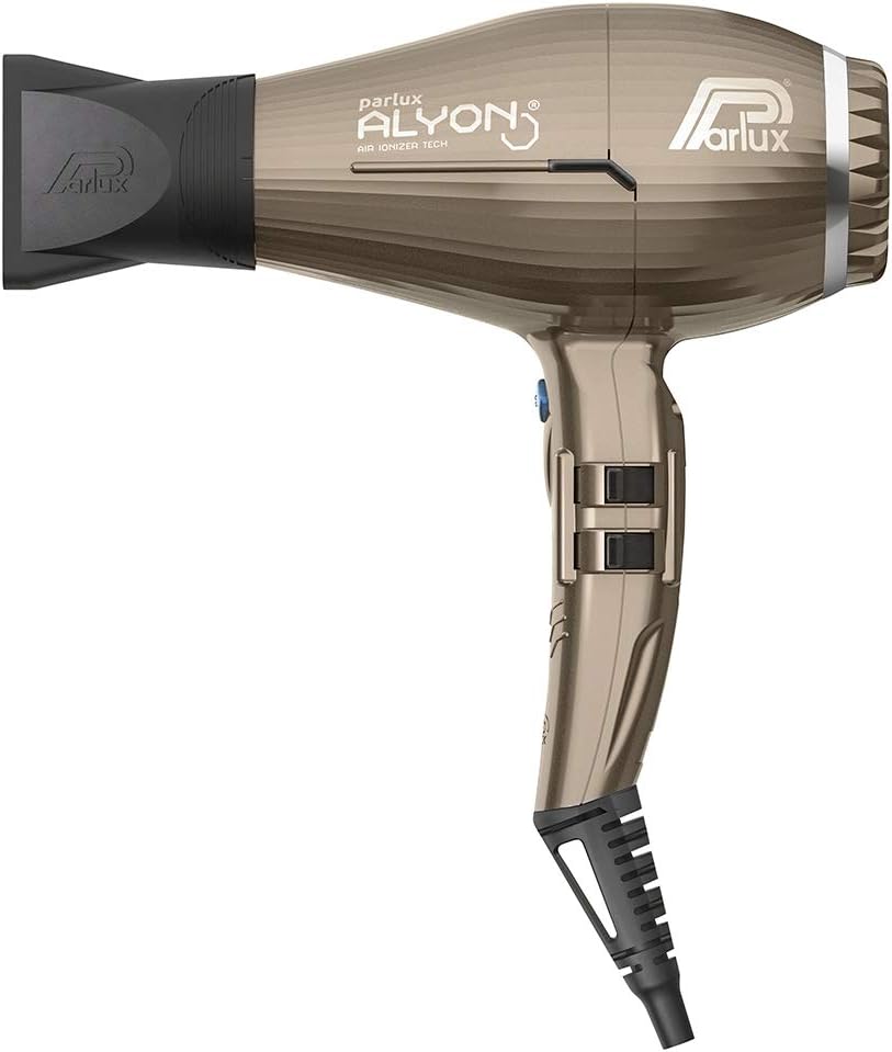 Parlux Alyon también cuida el cabello gracias a su tecnología iónica Air Ionizer Tech. Esta tecnología emite una gran cantidad de iones negativos que neutralizan la electricidad estática del cabello, lo que evita el encrespamiento y las puntas abiertas.