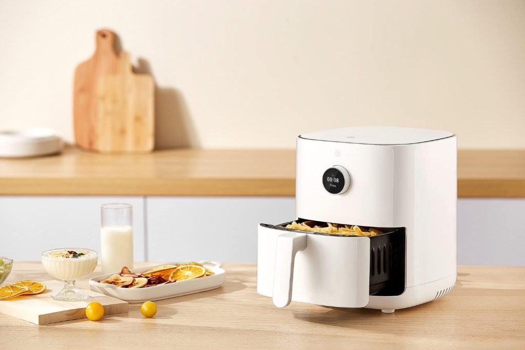 Xiaomi Mi Smart Air Fryer, una Revolución en la Cocina: Análisis y Opiniones La Xiaomi Mi Smart Air Fryer es una aliada de diseño en la cocina, que destaca por su atractivo y minimalista aspecto. Su potencia y capacidad son ideales para preparar comidas para toda la familia, y su conectividad te permite controlarla de forma remota y disfrutar de platos recién hechos al llegar a casa.