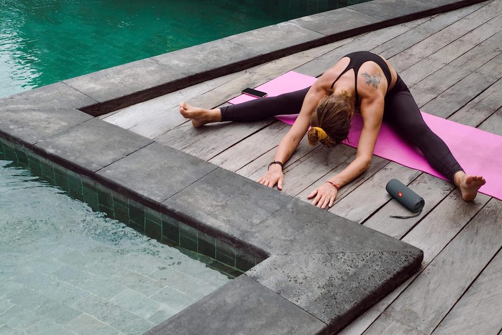 Altavoz JBL en oferta: El compañero perfecto para tu música Los altavoces JBL están diseñados con materiales duraderos y resistentes al agua, lo que los hace perfectos para actividades al aire libre. Además, cuentan con una calidad de sonido excepcional, con graves potentes, agudos claros y un equilibrio general de sonido que se adapta a cualquier género musical.