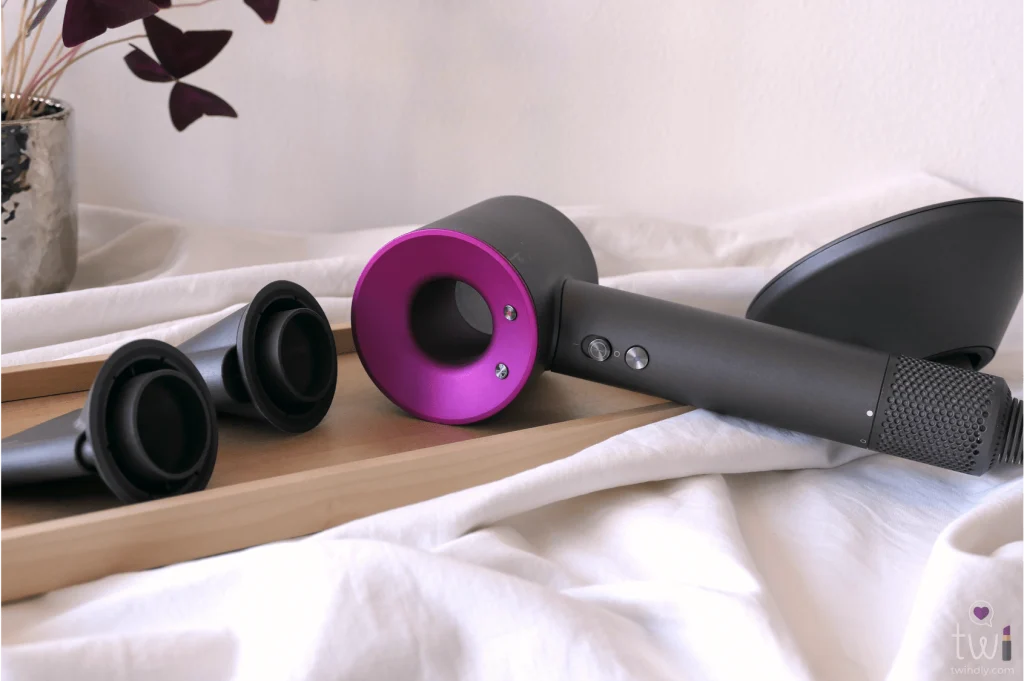 Secador de pelo Dyson Supersonic: ¿Es solo aire caliente? Una de las características más destacadas del Dyson Supersonic es su diseño inusual, alejado del aspecto tradicional de los secadores de pelo convencionales. Dyson ha utilizado tecnología de ventiladores sin aspas para crear un motor compacto y potente que se encuentra en el mango del secador.