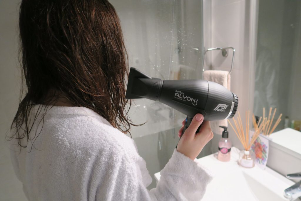 Secador Parlux Alyon: ¿Vale la pena comprarlo? El secador Parlux Alyon tiene una potencia de 2250 vatios, lo que le permite generar un caudal de aire de 84 m3 por hora. Esto significa que puede secar el cabello en menos tiempo que otros secadores, lo que supone un ahorro de tiempo y energía. Además, tiene un motor K-Advanced Plus que le da una vida útil de hasta 3000 horas, lo que lo convierte en un secador muy duradero.