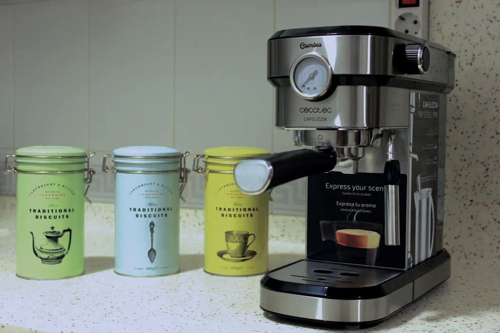 Cafetera Espresso Cecotec Cafelizzia 790 Blanco: una máquina de café elegante y funcional Cafetera Espresso Cecotec Cafelizzia 790