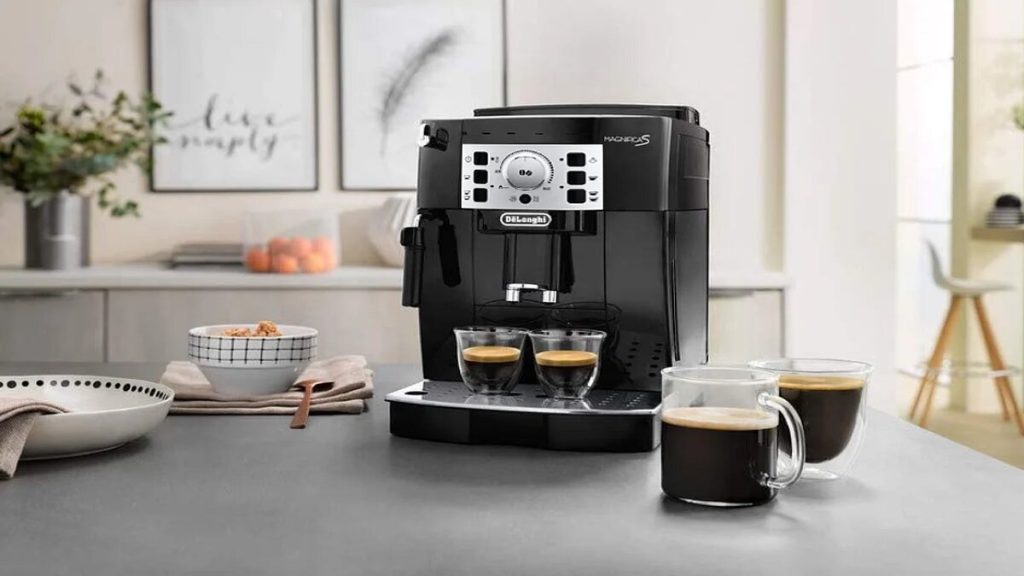 Máquina de café Delonghi Magnifica S: Pros y contras de una experiencia aromática La Delonghi Magnifica S es una máquina de café semiautomática que ofrece la conveniencia de preparar café fresco de grano a taza con solo tocar un botón.