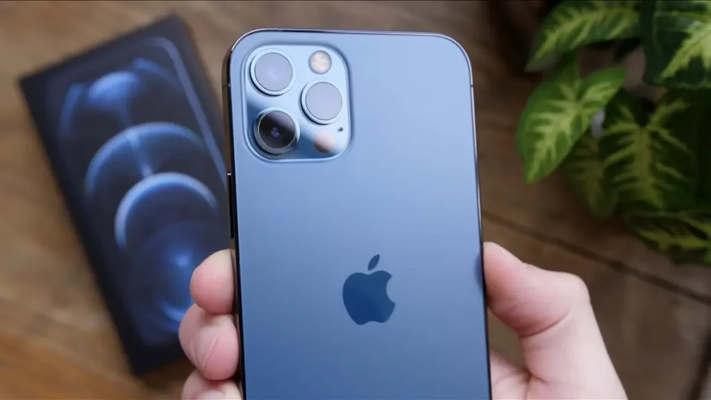 iPhone 12 pro reacondicionado: ¿Vale la pena comprarlo en 2023? Los iPhones reacondicionados suelen ser más económicos en comparación con los nuevos, lo que los convierte en una opción atractiva para aquellos que buscan un dispositivo de alta calidad pero a un precio más accesible. Además, al comprar un iPhone reacondicionado, también estás contribuyendo a reducir el impacto ambiental, ya que se está dando un nuevo ciclo de vida a un dispositivo que de otra manera podría haber sido desechado.