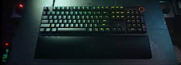 El teclado gaming Razer Huntsman V2 es un dispositivo de alta calidad diseñado especialmente para satisfacer las necesidades de los jugadores exigentes. 