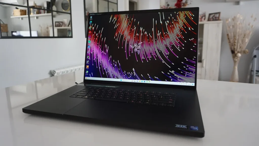 Razer Blade 18: El Portátil Gaming Más Potente de 2023 El Razer Blade 18 es un portátil diseñado específicamente para el público gamer y profesionales que necesitan un alto rendimiento en tareas exigentes, como diseño gráfico, edición de vídeo, animaciones complejas y, por supuesto, juegos de última generación.
