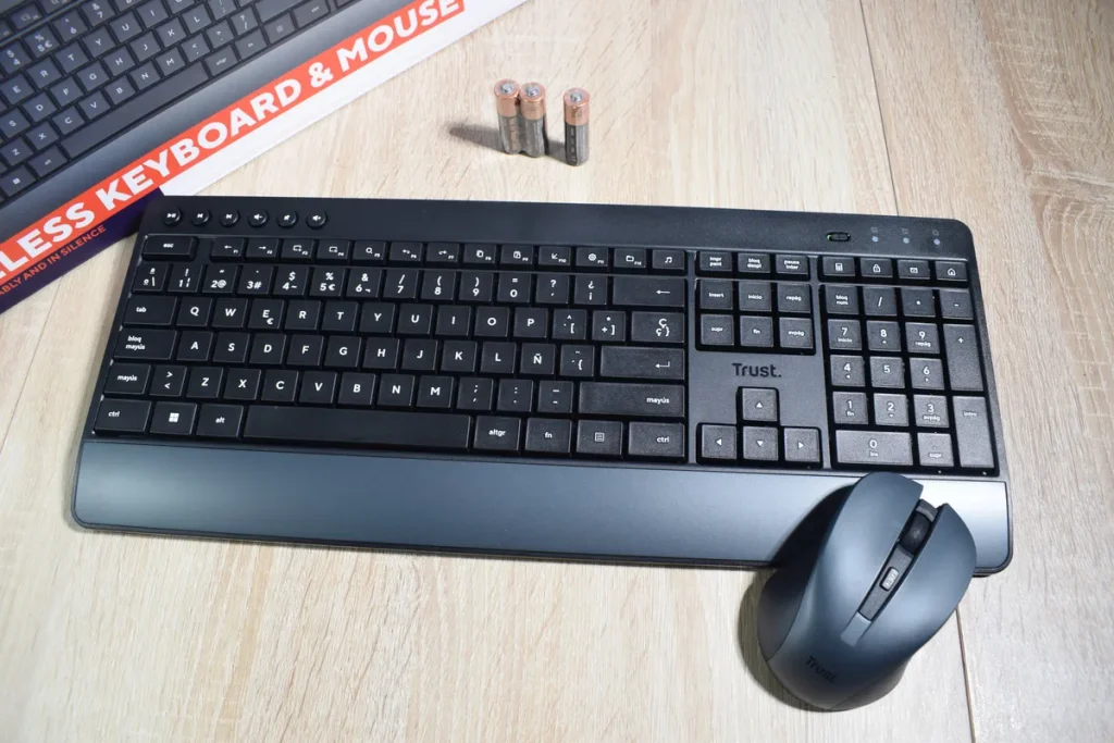 Trust Trezo: El Combo de Teclado y Ratón Inalámbrico Perfecto para tu Oficina en Casa Su diseño ergonómico, teclas multimedia y facilidad de conexión son sus principales puntos fuertes. Aunque el ratón carece de botones laterales y el teclado no cuenta con retroiluminación, su precio asequible y durabilidad hacen que el Trust Trezo sea una opción muy atractiva.