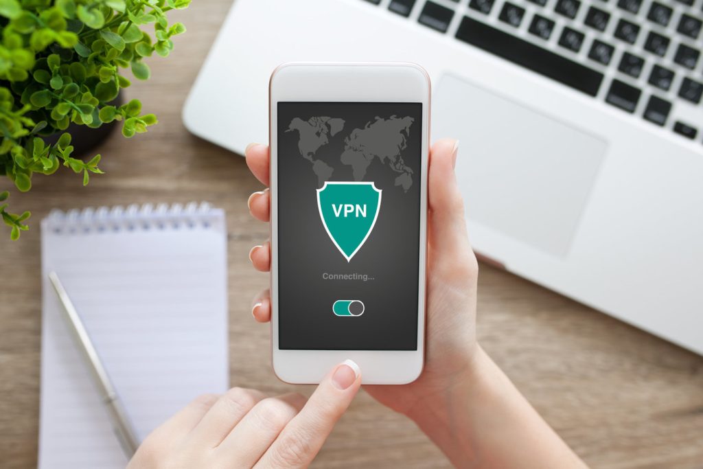 VPN son las siglas de Virtual Private Network, que en español significa Red Privada Virtual. Se trata de un servicio que crea una conexión segura y cifrada entre nuestro dispositivo (ordenador, móvil, tablet, etc.) e Internet.