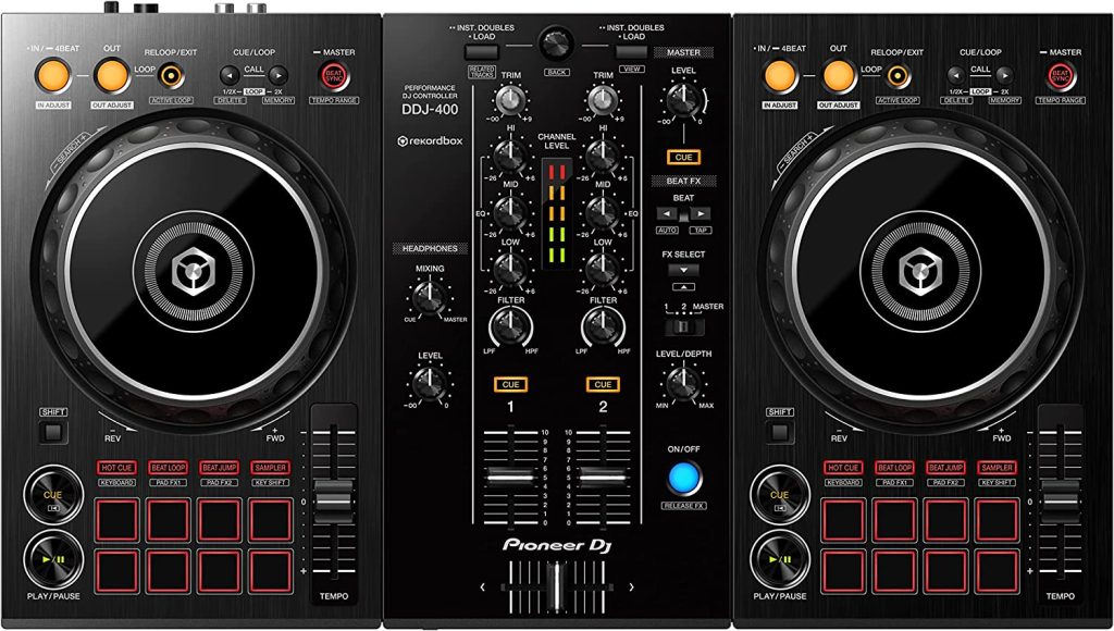 Pioneer DDJ-400: Un controlador perfecto para iniciarse en el mundo DJ El Pioneer DDJ-400 es un controlador recomendable para los DJs principiantes o aficionados que quieren iniciarse en el mundo de la mezcla con Rekordbox y que buscan un equipo de calidad y a un precio asequible.