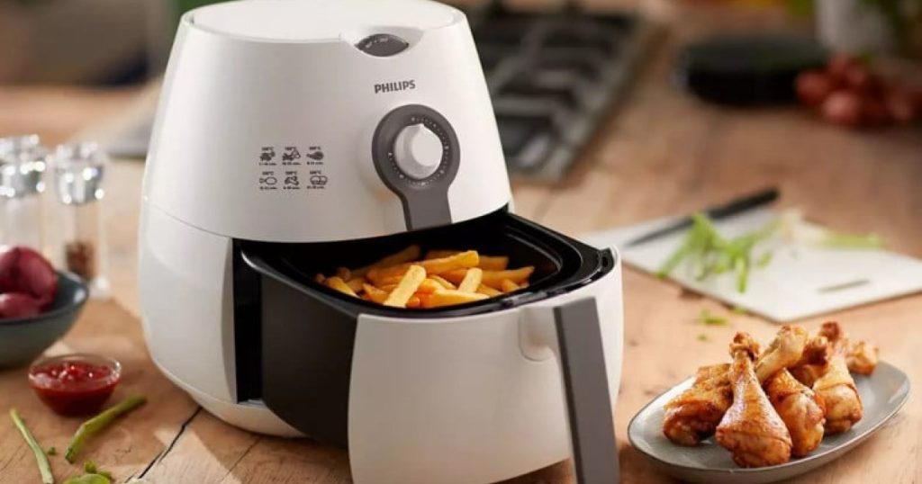 Cómo usar las freidoras de aire sin estropearlas: alimentos prohibidos El funcionamiento de una freidora de aire es sencillo: solo hay que colocar los alimentos en el cesto o la bandeja, seleccionar la temperatura y el tiempo de cocción, y esperar a que el aparato haga su trabajo, pero contrario de lo que muchos piensan, las freidoras de aire no pueden hacerlo todo.