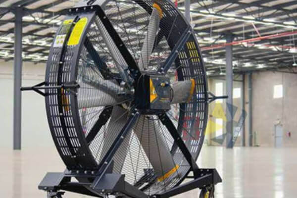 Los ventiladores industriales tienen múltiples beneficios tanto para la salud como para el rendimiento de los trabajadores y las máquinas.