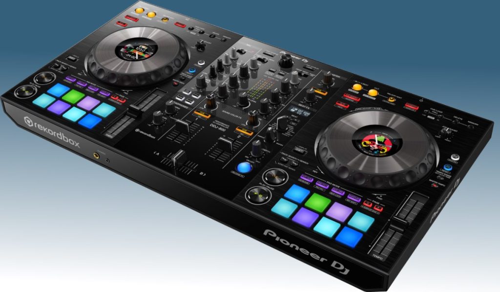 El Pioneer DJ DDJ-800 es un controlador para Rekordbox DJ que ofrece muchas características profesionales en un formato compacto y ligero. Tiene funciones exclusivas como la pantalla On-Jog, el Jog Adjust o la reducción de la retroalimentación que lo hacen destacar entre otros controladores.