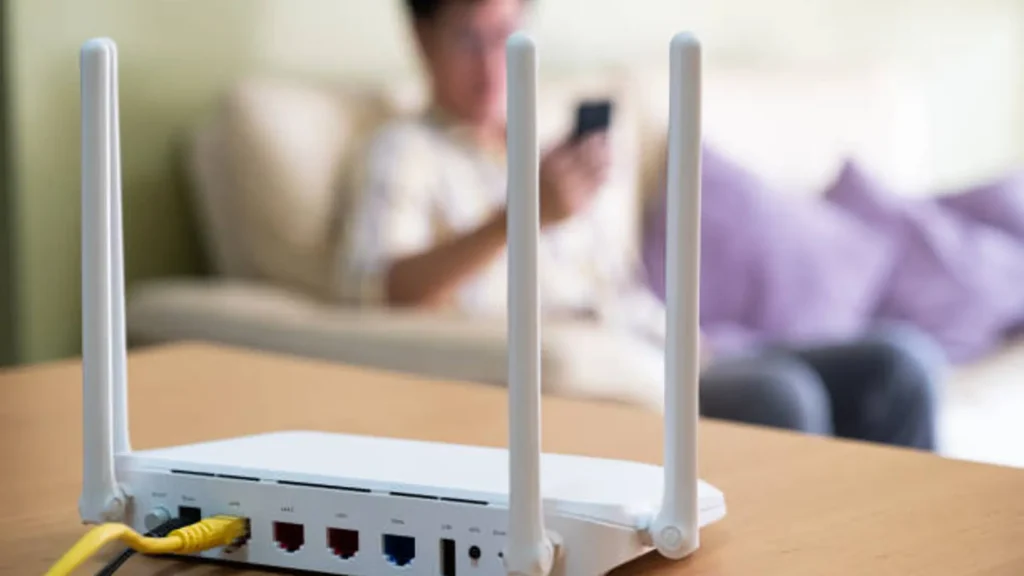 ¿Por qué deberías comprar un ocultador de Wi-Fi para proteger tu red inalámbrica? Un ocultador de Wi-Fi funciona de forma sencilla, solo tienes que conectarlo al puerto Ethernet de tu módem y configurarlo con una aplicación móvil o una página web. Una vez hecho esto, podrás elegir el nombre y la contraseña de tu red oculta, así como el horario en el que quieres que se active o desactive.
