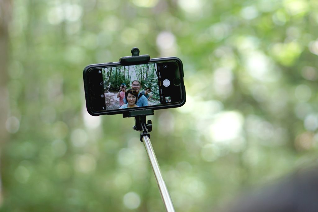 Descubre cómo elegir tu palo selfie y cuáles son los dos mejor valorados de Amazon esta semana Palo selfie